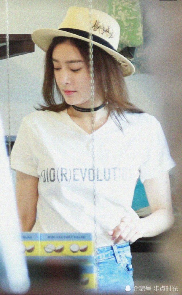 网友国外偶遇秦岚,傲人身材被赞极品!