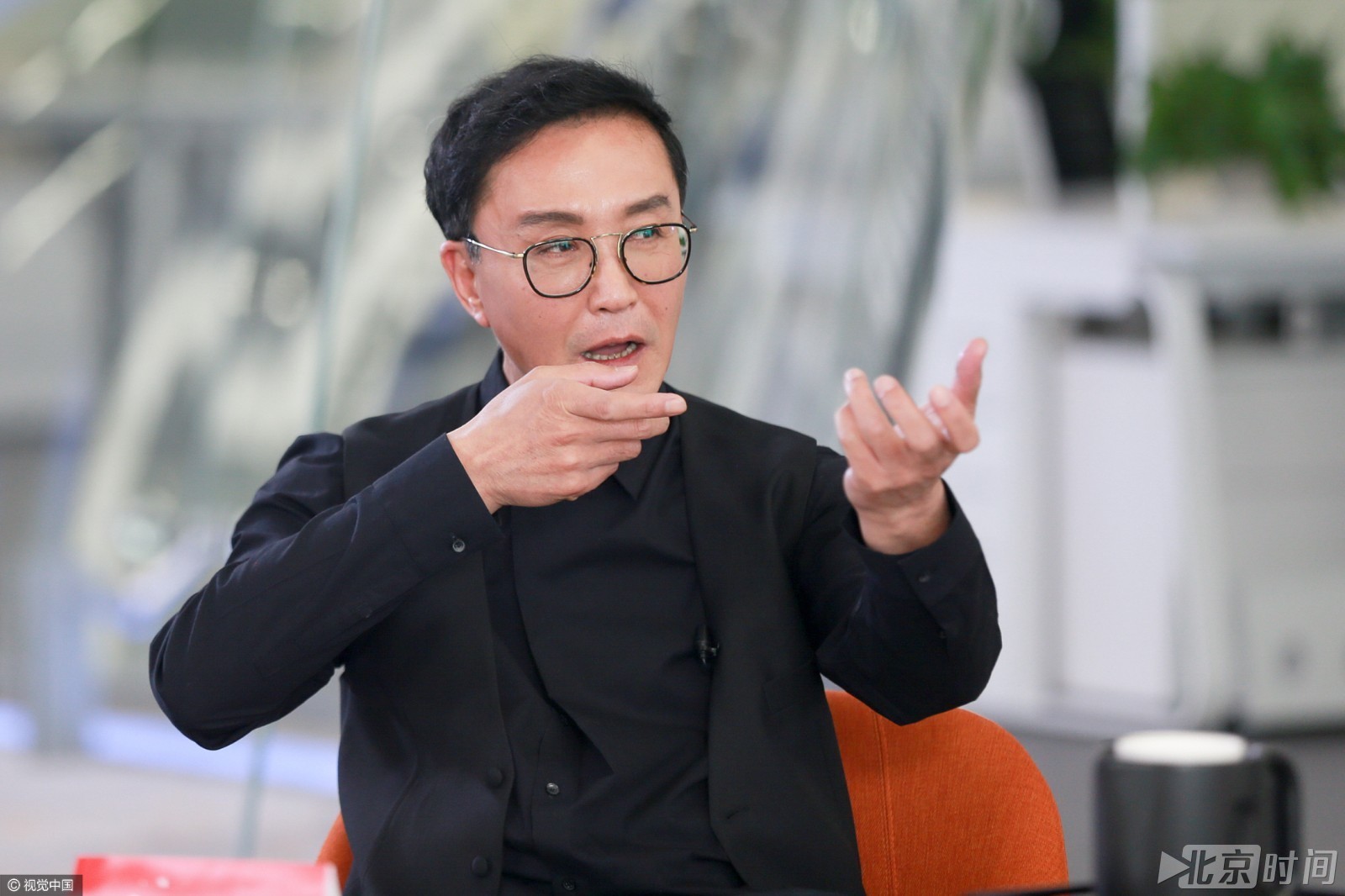 "达康书记"吴刚摘了眼镜也是萌的没谁了!