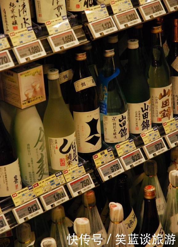 中国游客在日本买特产,2斤清酒5片牛肉,付款时