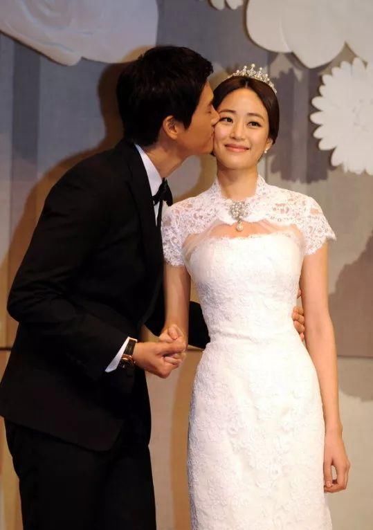 太阳闵孝琳婚礼备受关注!而网友却发现了新娘的