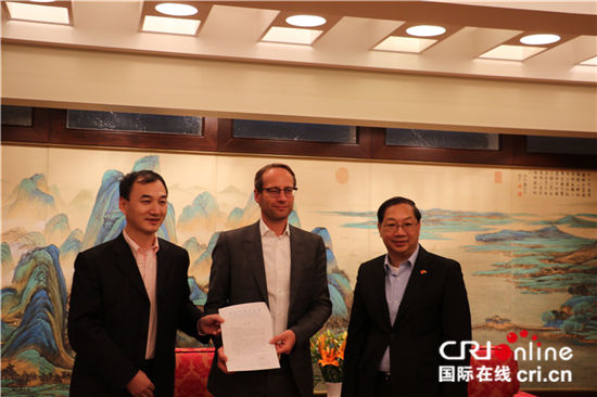 中国驻德国大使馆向德国欧绿保集团董事长颁发