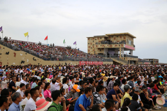 万人齐声歌唱祖国 观众热情点燃国际军事比赛场 万人齐声歌唱祖国 观众热情点燃国际军事比赛场