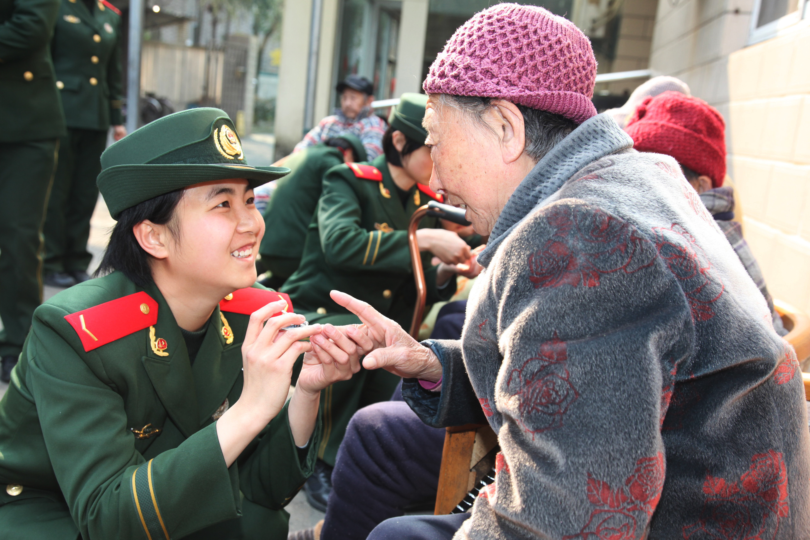 武警8720部队通信连与驻地梁溪颐养院老人结成帮扶对子10多年，逢年过节都要来敬老院看望老人，与老人们唠家常，为老人们送温暖。贺冠军摄