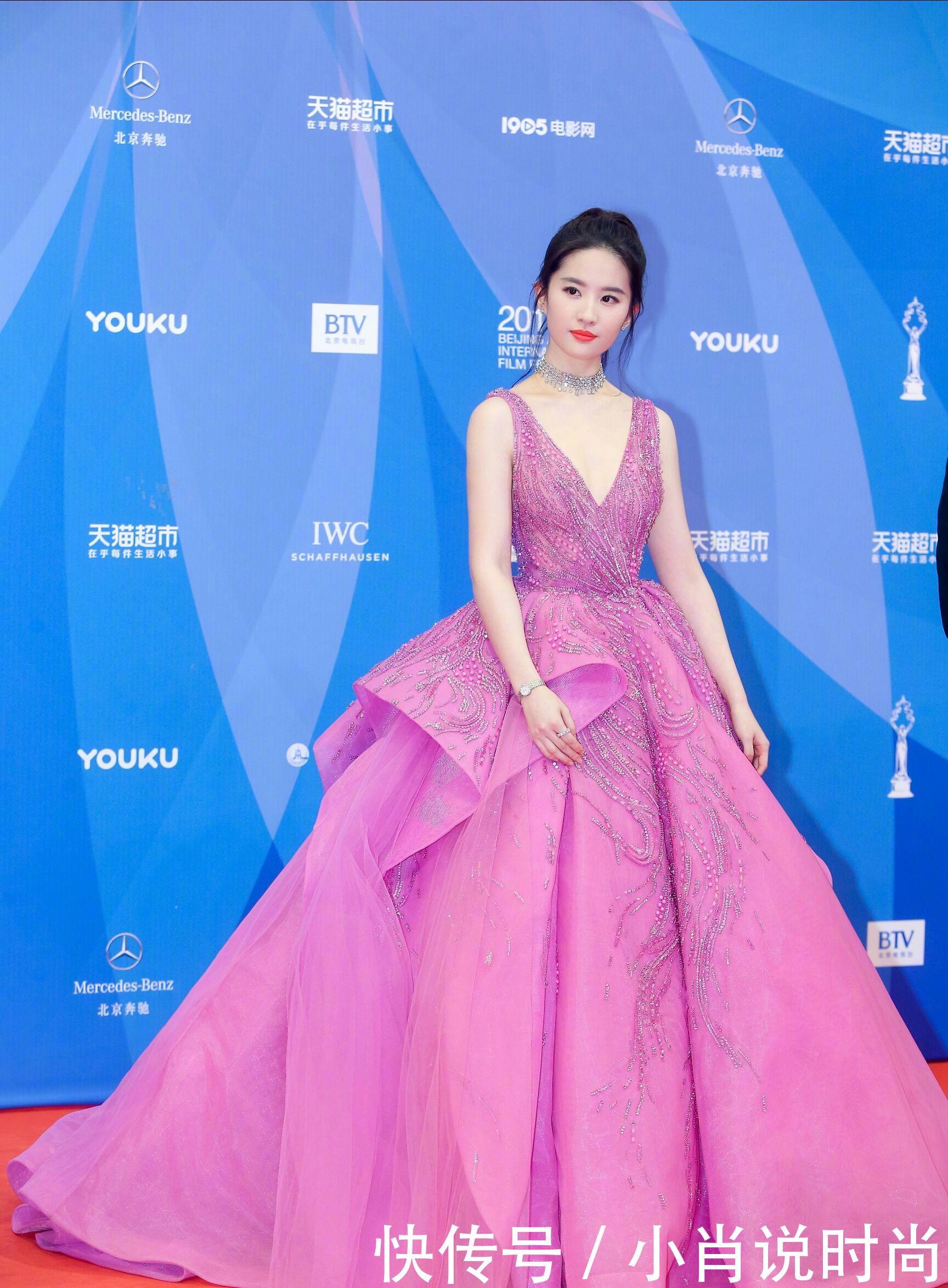 刘亦菲为了美真敢穿,深V纱裙惊艳全场,网友:这