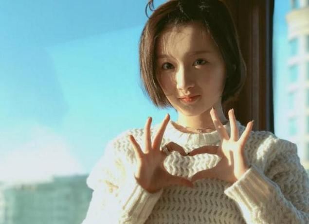 郭富城女儿代班快乐大本营抢话吴昕,挡住小岳