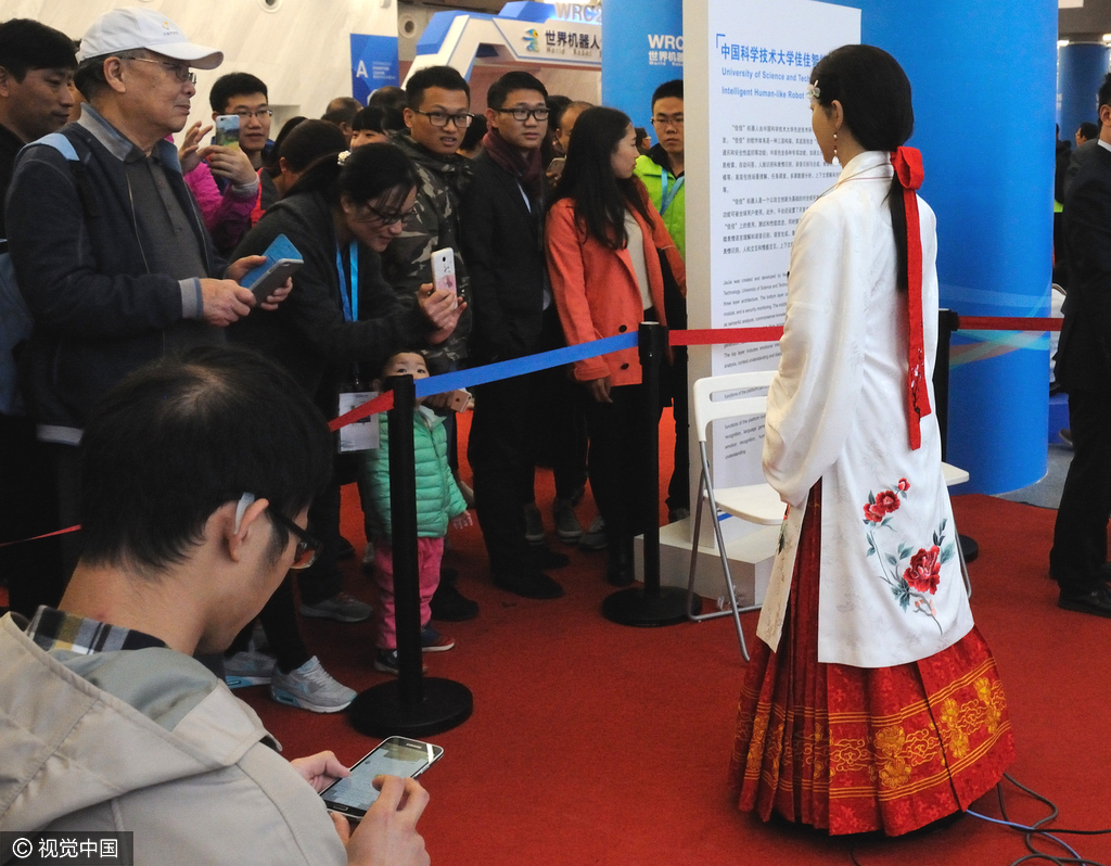 很多观众都对佳佳很感兴趣，纷纷围着佳佳拍照留影。