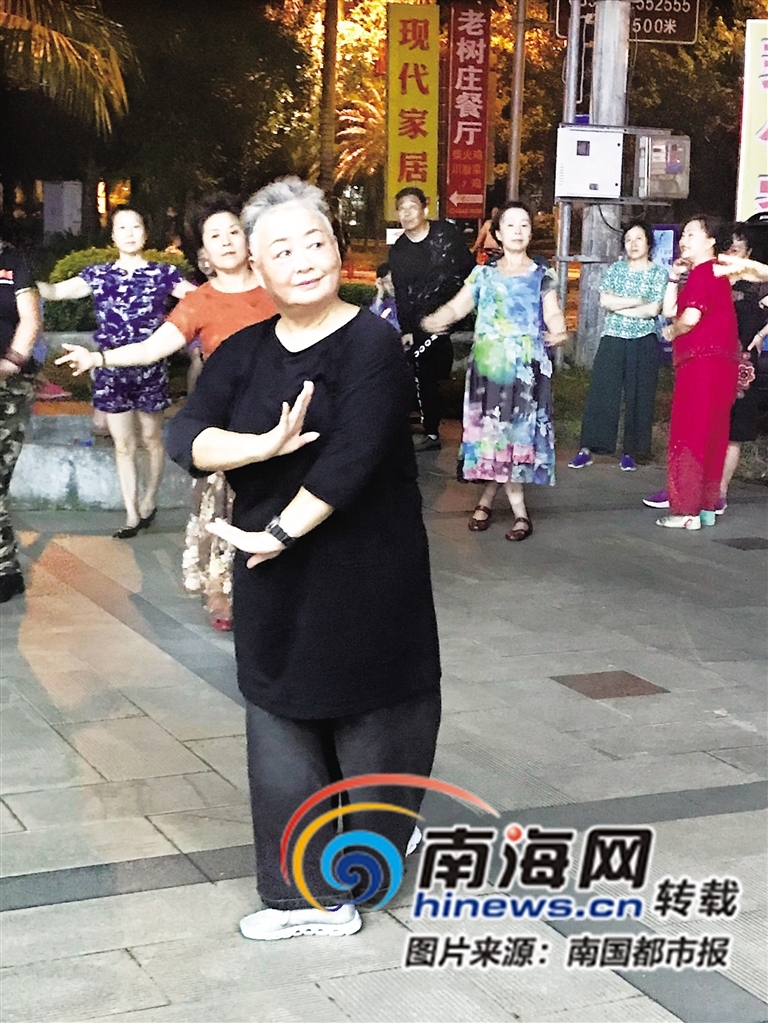 万宁六旬候鸟老人跳广场舞成网红 圈来铁粉租房追随 万宁六旬候鸟老人跳广场舞成网红 圈来铁粉租房追随