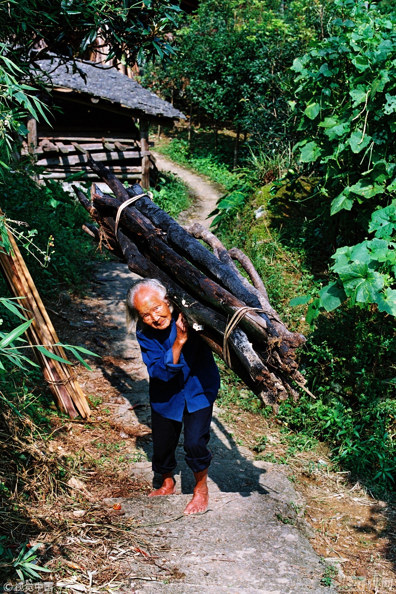 百岁"女汉子"赤脚干活 背柴火上下山如履平地