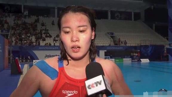 亚运会上傅园慧接受采访时满身抓痕,这是什么