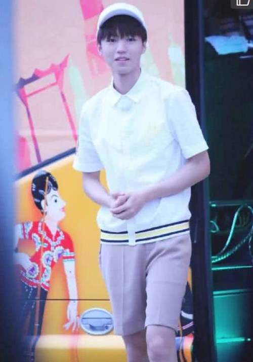 王俊凯和她手牵手,小凯不仅没有害羞,还笑得可