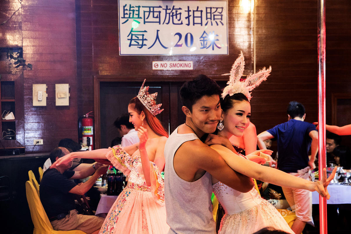 摄影师拍泰国人妖游轮表演:4元人民币随便摸 摄影师拍泰国人妖游轮表演:4元人民币随便摸