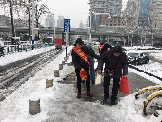 工行合肥城建支行组织志愿者参与道路除雪