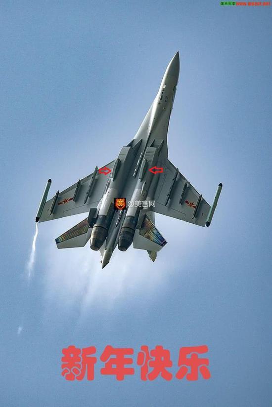 我军苏35战机曝新照:机腹进气道挂两台神秘吊