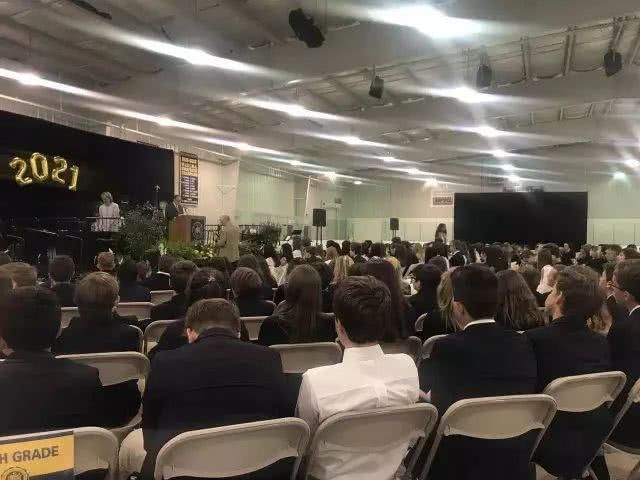 参加女儿在美国初中的毕业典礼,给我上了一堂