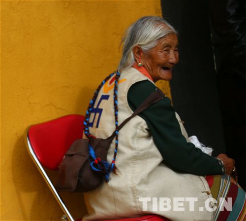 班禅在德庆格桑颇章为信教群众摸顶赐福 班禅在德庆格桑颇章为信教群众摸顶赐福