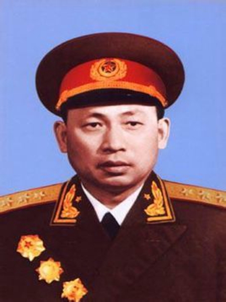 李天佑(1914 -1970)广西临桂人
1928年入桂军当兵。1929年10月加入中国共产党。同年12月参加百色起义，先后任中国工农红军第7军排长、连长，参加开辟和保卫右江苏区的斗争。抗日战争全面爆发后，任八路军第115师343旅686团团长，参加平型关战斗。解放战争时期，历任北满军区参谋长、松江军区司令员、东北民主联军第1纵队司令员、东北野战军第38军军长、第四野战军13兵团第一副司令员。中华人民共和国成立后，历任广西军区副司令员、司令员，广州军区第一副司令员、代理司令员，人民解放军副总参谋长，中共中央军委委员。1934年荣获三等红星奖章，1955年被授予上将军衔，荣获一级八一勋章、二级独立自由勋章、一级解放勋章。来源：《中国共产党新闻网》