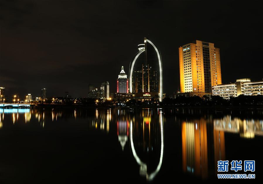 厦门白鹭洲公园周边夜景(9月4日摄)