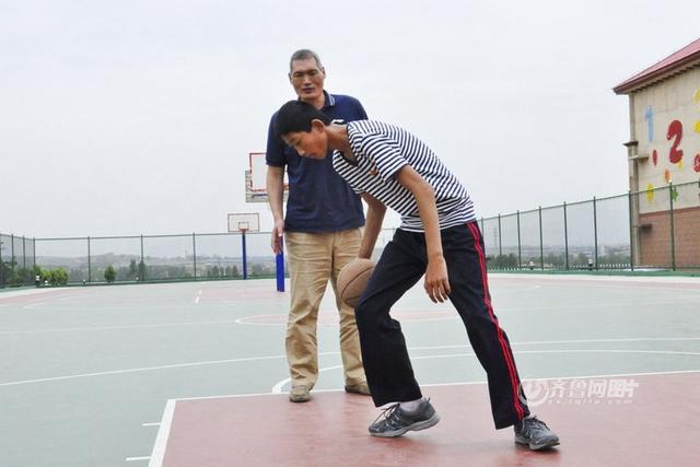 大纪又指导刘泽文运球，在练习的过程中，刘泽文低头做动作一丝不苟相当认真。