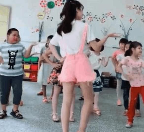 97年女幼师教学生跳舞, 美丽动人, 网友 240个