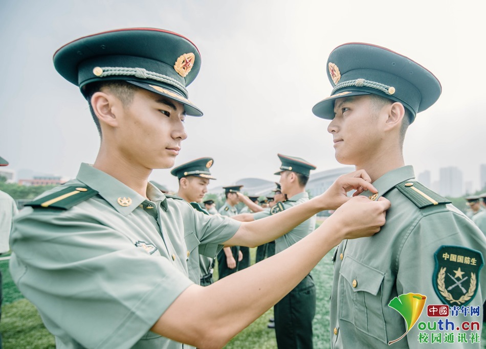 高校国防生毕业照走红 四年时间经历脱胎换骨