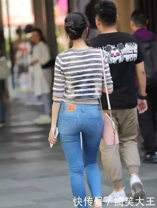 你们最喜爱的紧身牛仔裤熟女姐姐,紧绷的身材