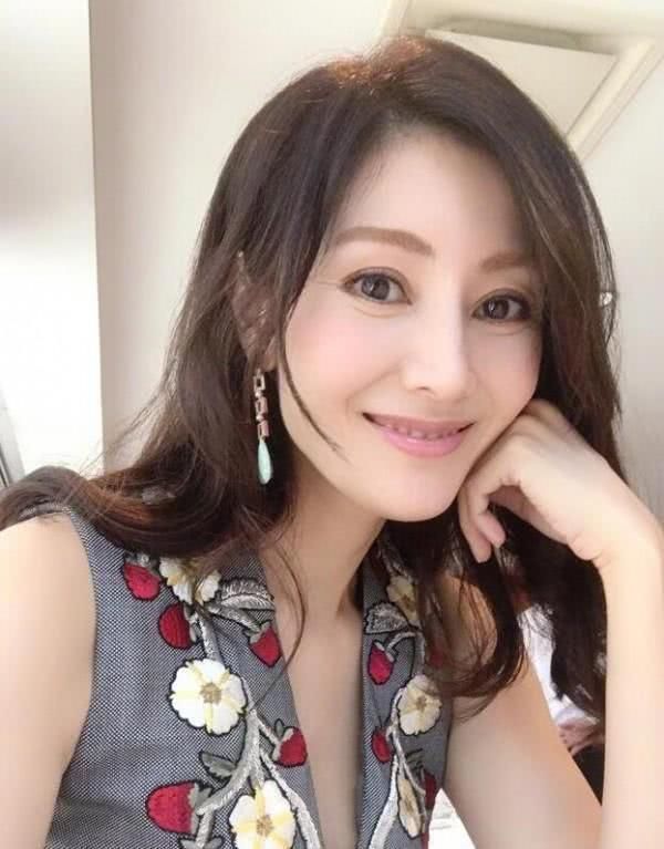 李嘉欣嫁给许晋亨,网友:最高兴的莫过于全香港的富太太们了!