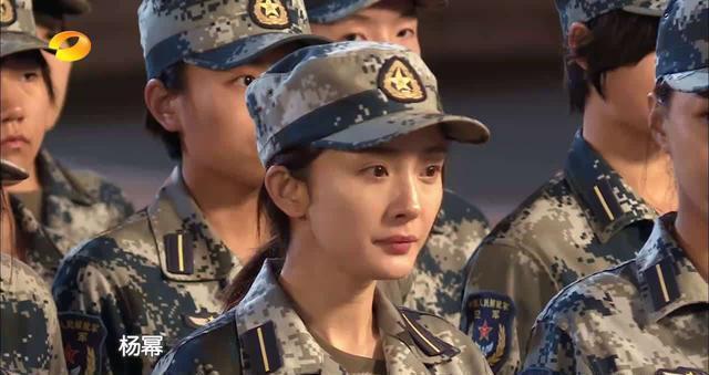 杨幂,在《真正男子汉》里,里面都是以素颜出镜的,可以看出杨幂的皮肤