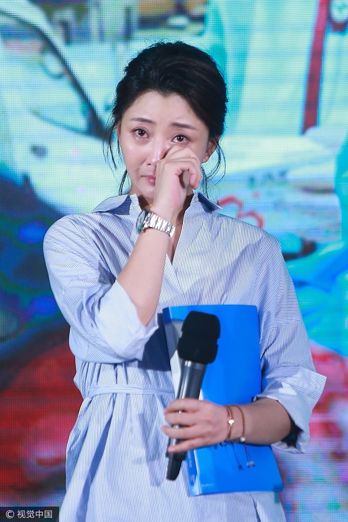 韩红做公益与殷桃痛哭抹泪 董卿白色裤装助阵