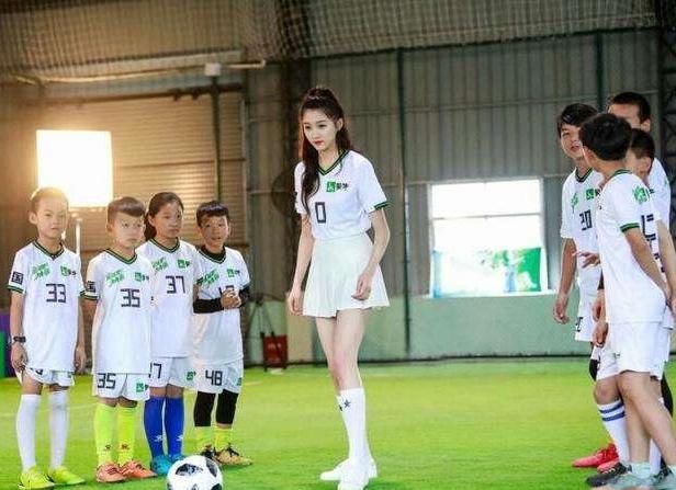 关晓彤足球宝贝照片,网友:这大长腿我给满分!