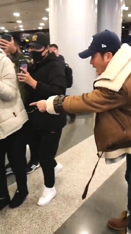吴京机场怒斥跟拍者:你们这样真不好 撞到小孩怎么办?(图7) 吴京机场怒斥跟拍者:你们这样真不好 撞到小孩怎么办?(图7)