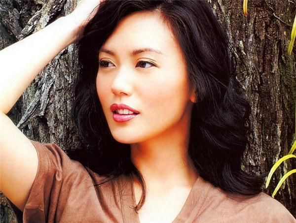 从结婚照可以看出来郭妃丽很幸福.