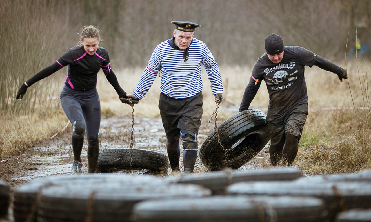换句话说，你和你的伙伴将在整个比赛中交替骑自行车和跑步，直到终点。因此，这是一个理想的比赛，可以和你的朋友、家人一起完成。图为选手负重参赛。