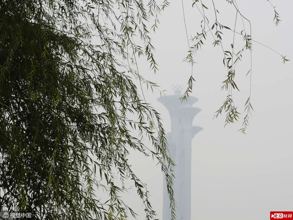 有市民感慨：“北京提前进入霾季了！