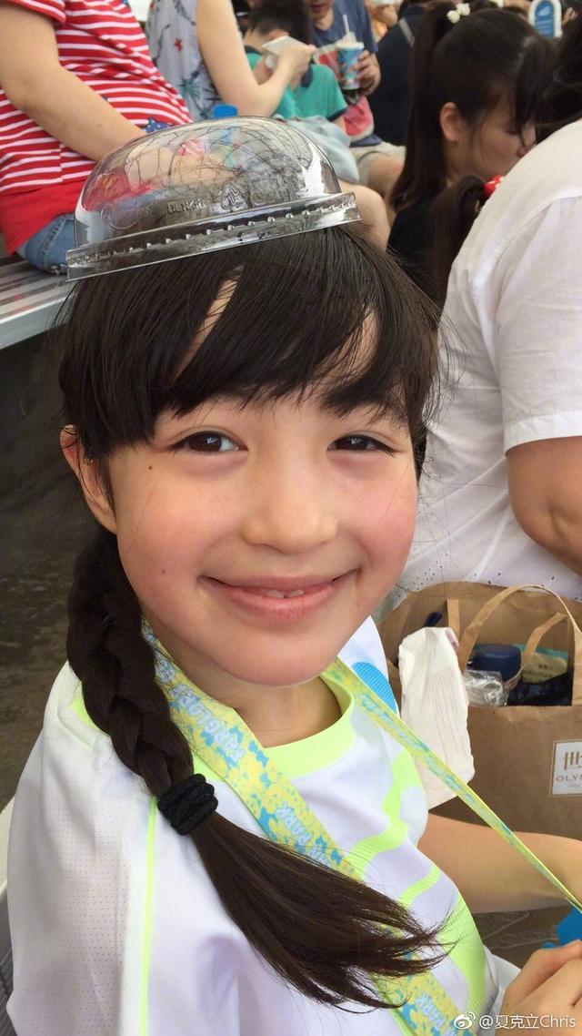 poppy夏天晒黑了!越长越像妈妈,第一眼都没认出来