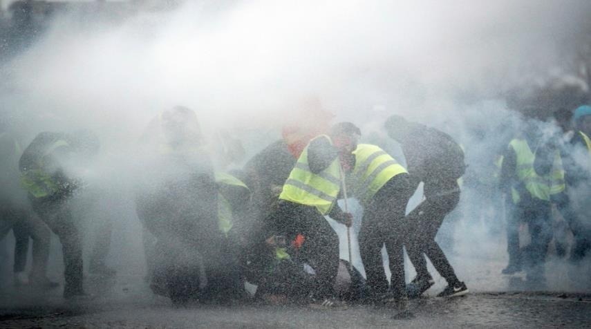 1月13日报道，当地时间1月12日，法国巴黎，"黄背心"示威者发起新一轮示威抗议活动。法国内政部称，当天有8000人在巴黎示威。示威者与防暴警察发生冲突，警察动用水枪和催泪弹欲驱散示威者。