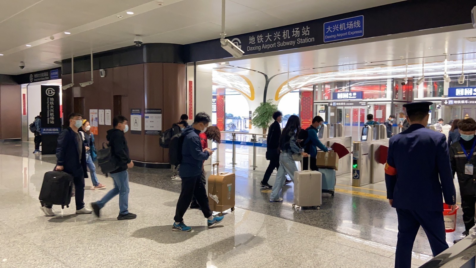 明起地铁大兴机场线末班车常态化延时运营