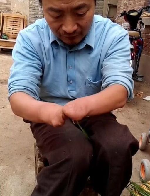 他天生就没有双手,但是却凭着这个本事受到了所有人尊敬!