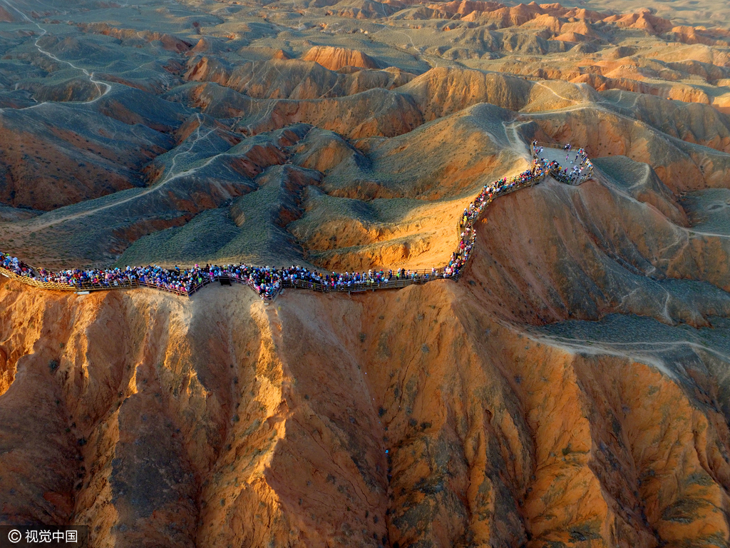 数以千计的悬崖山峦全部呈现出鲜艳的丹红色和红褐色，相互映衬各显其神，展示出“色如渥丹，灿若明霞”的奇妙风采，把祁连山雕琢得奇峰突起，峻岭横生，五彩斑斓，当地少数民族把这种奇特的山景称为“阿兰拉格达”，意为红色的山。