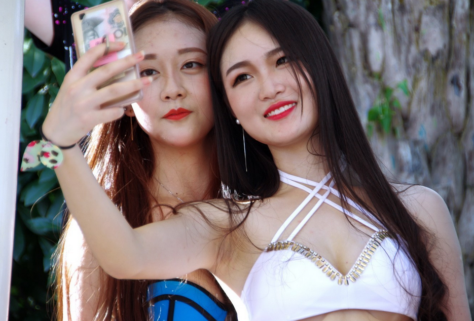 图为两位参赛选手自拍合影。