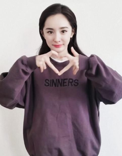 杨幂私服卫衣已经穿上身了 春季搭配赶紧学起