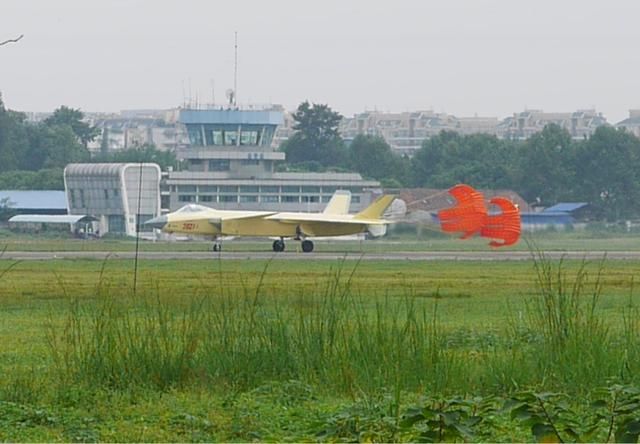 歼20换国产发动机获关键进展!2架空军涂装新机