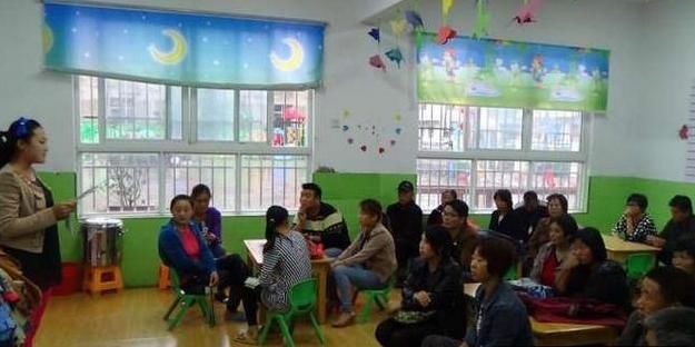 爸爸姓夏,给女儿起了个名字,老师念了一遍后,母