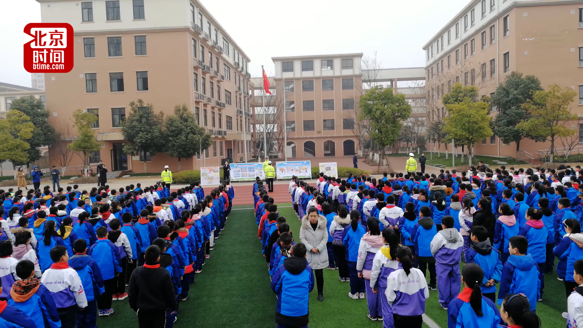 小手拉大手!交警用指挥手势给学生上课间操 小手拉大手!交警用指挥手势给学生上课间操