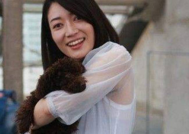 她是在中国发展的日本艺人,跑了十几年龙套,如今成了中国媳妇