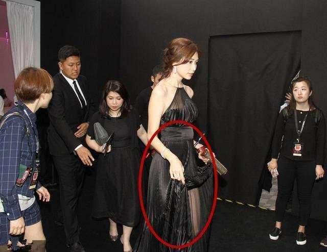 杨幂被调皮小孩踩裙子, 反应打脸林志玲: 不要被