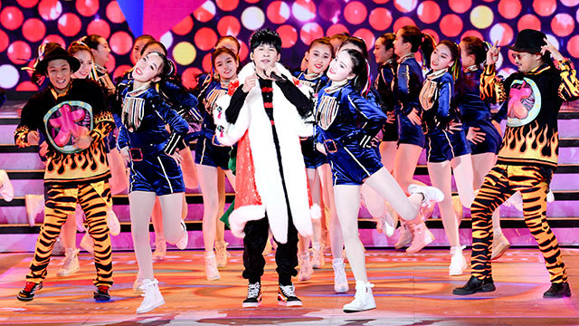 大张伟母子同台 大张伟母子同台