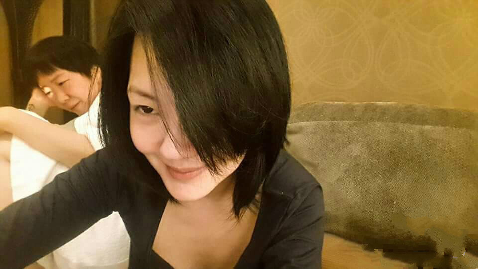 新发型在哪里?小s晒迷离自拍 称做了新发型