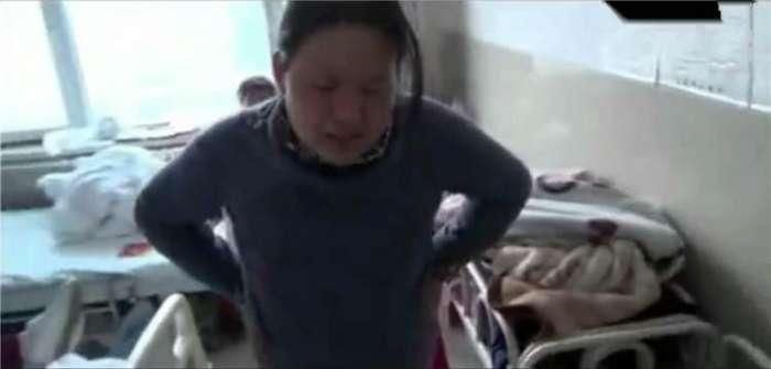 孕妇分娩前阵痛难忍, 坐卧都不行, 只能站着走来