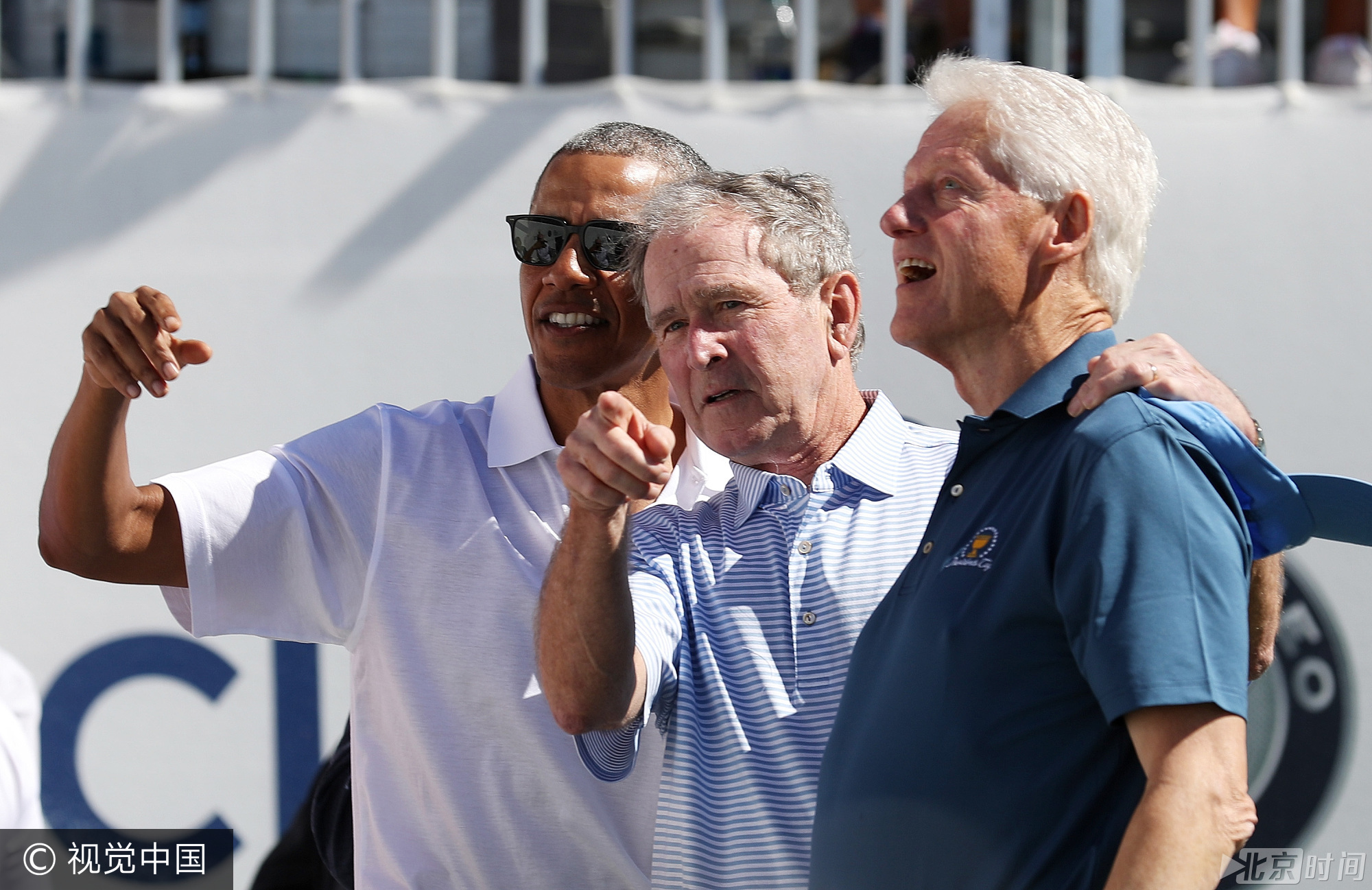 当地时间8月28日，2017年总统杯在美国新泽西州泽西城的自由国家高尔夫俱乐部举行，为期4天。当天，美国三位前总统比尔·克林顿、乔治·W·布什、巴拉克·奥巴马现身球场观看比赛。图/视觉中国