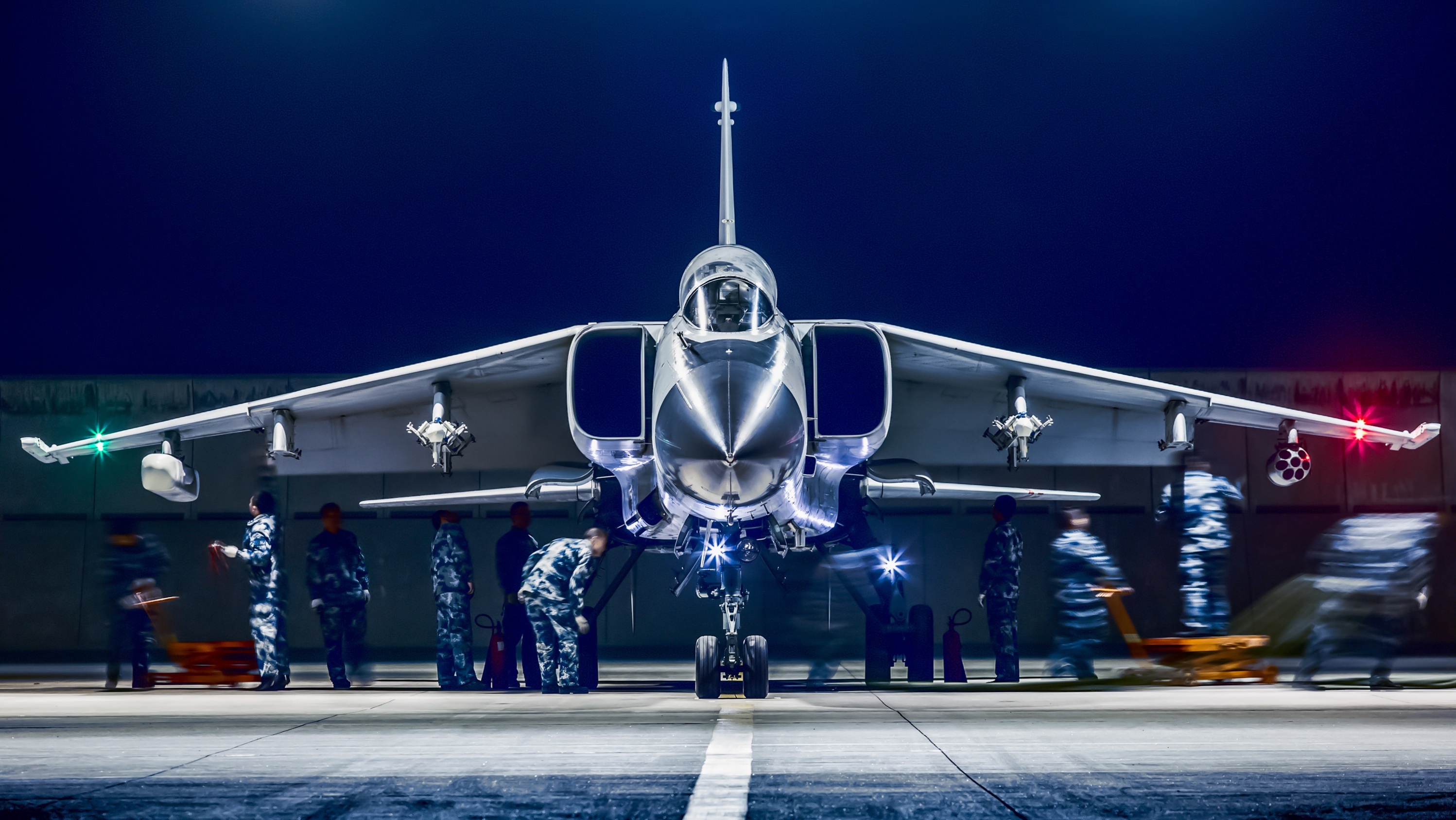 中国最强战斗轰炸机,搭配两具劳斯莱斯发动机,火力凶猛